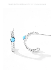 Vue macro détaillée de boucles d'oreilles S925 en argent torsadé avec turquoise bleue