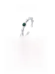 Detailaufnahme von S925 Sterlingsilber Bambusring mit grünem Malachit-Edelstein