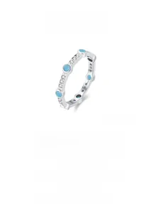 Makroaufnahme: S925 Sterling Silber Ring mit blauen Steinen und Zirkonia-Verzierung