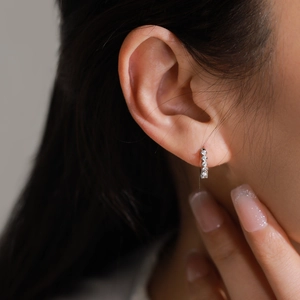 Orecchini a cerchio minimalisti in argento sterling S925 con cinque zirconi scintillanti