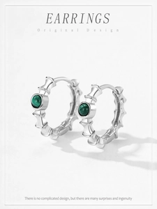 Détail de boucles d'oreilles en argent S925 style bambou avec pierres de malachite