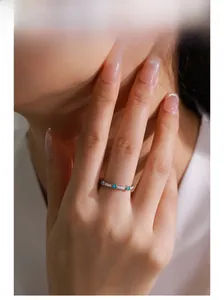 Detailansicht eines s925 Silberrings mit Türkis und Zirkonia am Finger eines Models