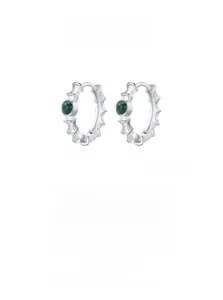 Détail de créoles en argent 925 style bambou serties de malachite verte polie