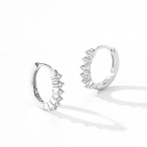 Orecchini a cerchio in argento sterling S925 con una fila di zirconi trasparenti