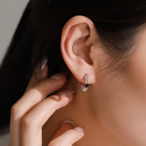 Boucles d'oreilles créoles C tressées en argent S925 avec pierres noires sur modèle