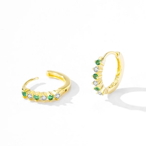 Boucles d'oreilles huggies en argent S925 doré avec zircons verts et blancs