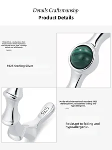 Makro-Detail der S925-Sterlingsilber-Prägung und des Malachitsteins auf dem Ring