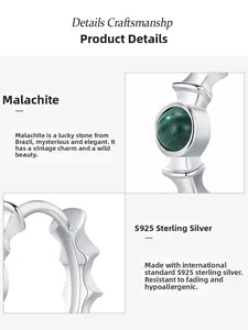 Vue macro détaillée de boucles d'oreilles en argent S925 avec pierres de malachite