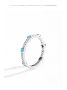 Detail eines S925 Sterling Silber Ringes mit Türkis und weißen Zirkoniasteinen