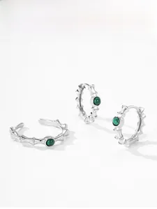 Détail de boucles d'oreilles en argent texture bambou avec malachite verte ronde