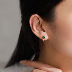 Orecchini a lobo in argento S925 dorato con zircone smeraldo e piccoli dettagli a corona