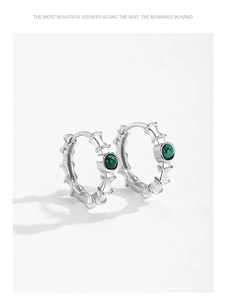 Détail de boucles d'oreilles bambou en argent S925 avec incrustation malachite verte