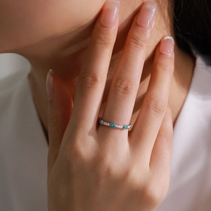 Eleganter S925 Silberring mit Vintage-Türkissteinen und weißem Zirkon-Pavé-Besatz