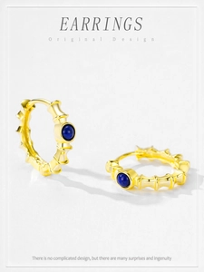 Détail de boucles d'oreilles créoles bambou en or 14K avec pierres rondes en lapis-lazuli