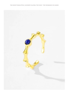 Dettaglio anello bambù dorato con pietra di lapislazzuli blu e marchio d'argento S925