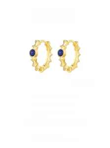Détail macro de boucles d'oreilles bambou en or 14K serties de pierres lapis-lazuli