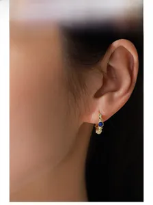 Détail de la boucle d'oreille bambou en argent S925 plaqué or 14K avec pierre lapis-lazuli
