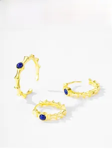 Détail de boucles d'oreilles bambou en argent S925 plaqué or et pierre lapis bleue