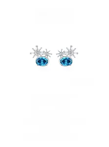 Vue détaillée du clou d'oreille en argent 925 avec gemme bleue et motif d'étoile