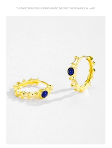 Détail de boucles d'oreilles créoles bambou en argent S925 doré 14K et lapis-lazuli