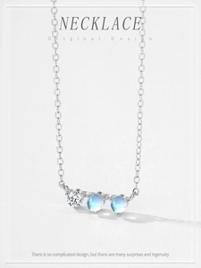 Détails macro du collier en argent S925 avec deux pierres de lune et un zircon clair