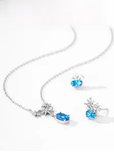 Détails de collier et boucles d'oreilles étoile en argent avec zircone bleue