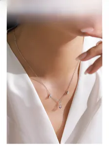 Gros plan d'un collier en argent S925 avec pendentifs en opale sur un mannequin en soie blanche
