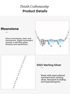 Détails macro du collier en argent sterling S925 avec pierre de lune et reflets bleus