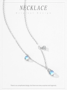 Détail du collier en argent S925 avec pendentifs en pierre de lune et zircons brillants