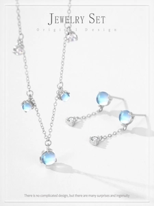 Dettaglio del set di gioielli in argento S925 con pietra di luna e nappe eleganti