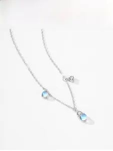 Détail du collier en argent S925 avec pierres de lune bleues et zircons blancs