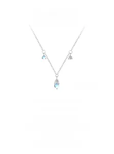 Détail du collier en argent S925 avec pierre de lune en goutte et zircons brillants