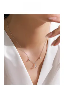 Gros plan d'un collier en argent S925 avec pampilles en pierre de lune sur mannequin