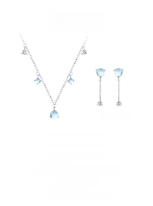 Dettaglio macro del set collana con frange e orecchini in argento S925 e pietra di luna