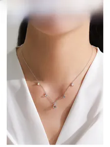 Dettaglio della collana in argento S925 con cinque ciondoli in pietra di luna indossata dal modello