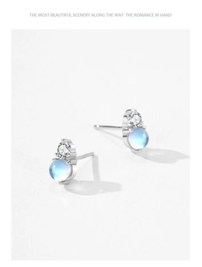 Gros plan sur les boucles d'oreilles S925 avec pierre de lune bleue et oxyde de zirconium