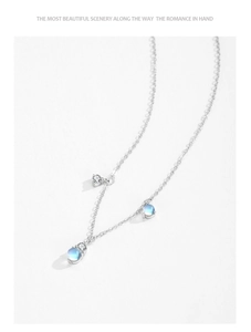 Détail du collier en argent avec pendentifs en pierre de lune et cristaux brillants
