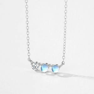 Collier élégant en argent sterling 925 avec pierre de lune et zircon sur fond blanc