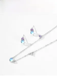 Détail d'un ensemble bijoux en argent S925 avec pendentifs pierre de lune et zircons