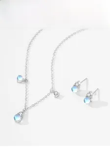 Vista dettagliata del set collana in argento sterling S925 e orecchini in pietra di luna