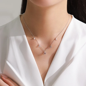 Elegante collana in argento S925 con frange in pietra di luna blu e dettagli in zirconi