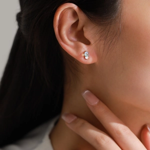 Boucles d'oreilles en argent 925 avec pierre de lune et opale bleue portées par un mannequin