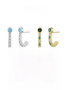 Vue détaillée des boucles d'oreilles en argent S925 avec turquoise et émeraude