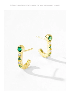 Vue détaillée des boucles d'oreilles en J en argent S925 doré avec émeraude et zircon