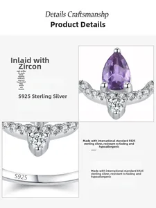 Dettaglio macro del marchio S925 e dello zircone viola a goccia sulla fascia in argento