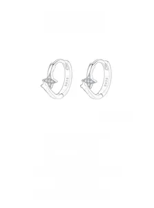 Nahaufnahme des S925 Sterlingsilber-Ohrrings mit Fokus auf die eingravierte Punzierung