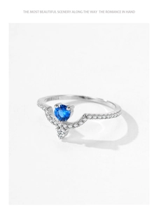 Dettaglio macro dell'anello in argento S925 con fascia a V e pietra di zircone blu tonda