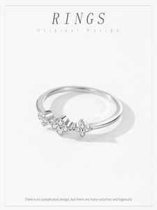 Gros plan détaillé d'une bague en argent 925 avec de délicates fleurs de zircon