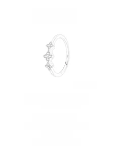 Détail de la bague en argent S925 ornée de trois fleurs scintillantes en zircon
