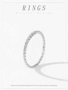 Detaillierte Nahaufnahme eines S925 Sterlingsilberrings mit minimalistischem Perlendesign